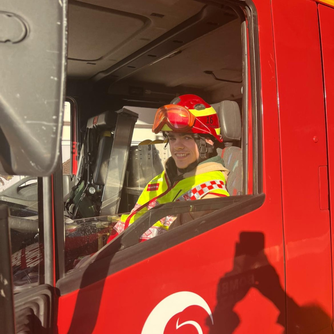 Escola Profissional da Nazaré Celebra Sonho de Aluno com Visita ao Quartel de Bombeiros